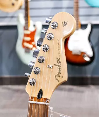 Fender - Player Stratocaster Pau Ferro - 3 Tone Sunburst 2